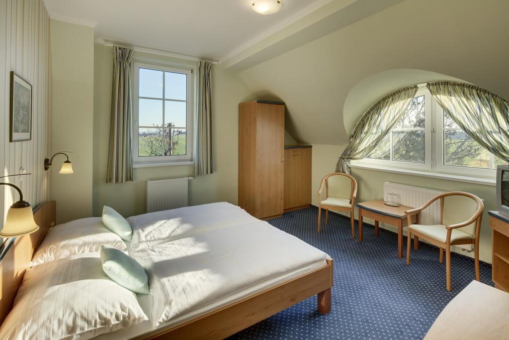 Hotel Kolonie Křivoklát Rum bild